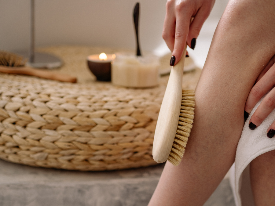 Koncentrat antycellulitowy z liposomami Fitomed wspiera codzienną pielęgnację skóry z objawami cellulitu i dobrze sprawdza się w połączeniu z masażem oraz balsamem do ciała.